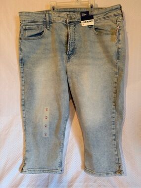 BNWT Women’s Old Navy High Rise Capri Secret-Smooth Pockets Size 16